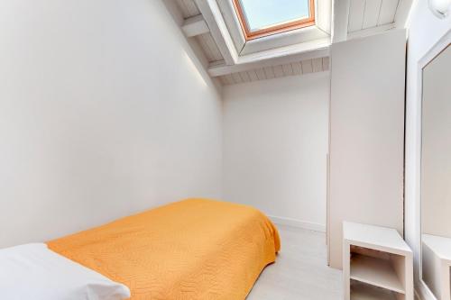 a bedroom with a bed and a skylight at Residence La Fontaine in Venice-Lido