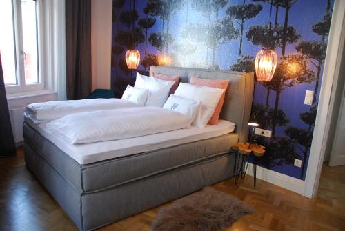 ウィーンにあるMy Home in Vienna - Smart Apartments - Margaretenの青い壁のベッドルーム1室(大型ベッド1台付)