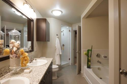 łazienka z 2 umywalkami, toaletą i wanną w obiekcie National at Tysons Corner w mieście Howard
