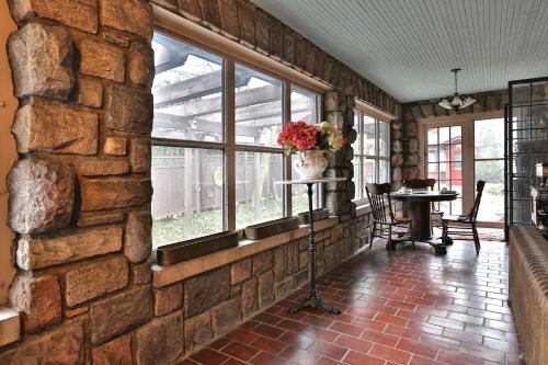 Stone Chalet Bed & Breakfast Inn – Photos 3