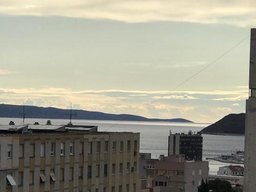 vistas al agua desde una ciudad con edificios en Apartment Darko, en Split