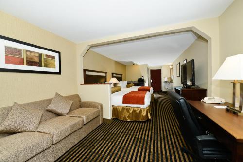 阿爾巴尼的住宿－貝斯特韋斯特PLUS大草原酒店，酒店客房,配有床和沙发