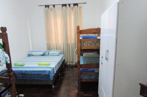 リオデジャネイロにあるConforto Carioca Gloriaのベッドルーム1室(二段ベッド2台、はしご付)