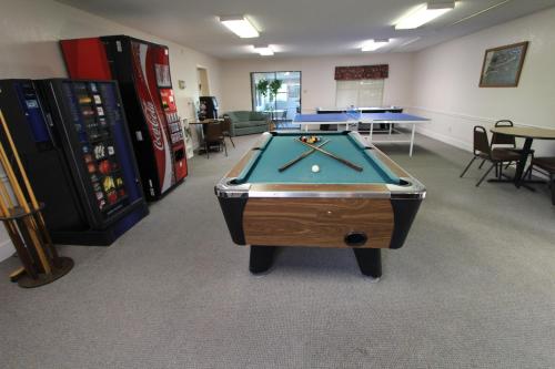 une chambre avec un billard et quelques machines dans l'établissement The Shores at Lake Travis, a VRI resort, à Lago Vista