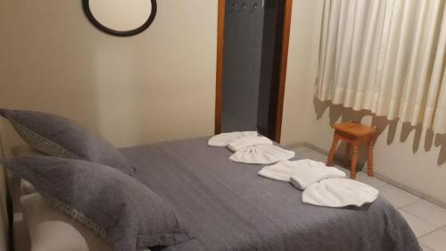 un gruppo di asciugamani seduti su un letto di Pousada Nonna Mimi a Campos do Jordão