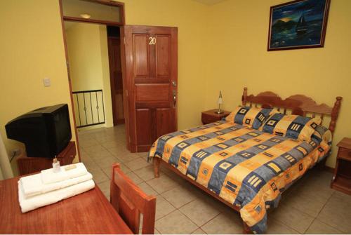 A bed or beds in a room at Hotel Santa Ana Liberia Airport