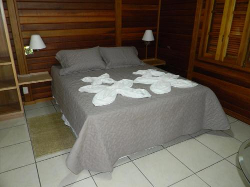 een bed met handdoeken in een kamer bij Recanto dos Kerr in Monte Verde