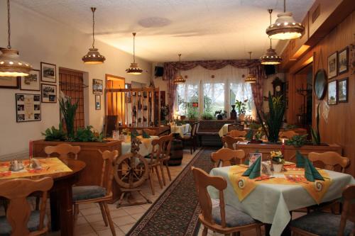 Restoran ili drugo mesto za obedovanje u objektu Familienhotel Zur Linde