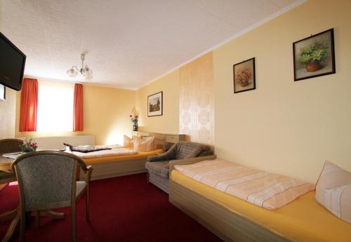 Un pat sau paturi într-o cameră la Familienhotel Zur Linde