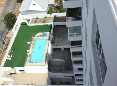 an overhead view of a swimming pool next to a building at Departamento en Valparaíso in Valparaíso