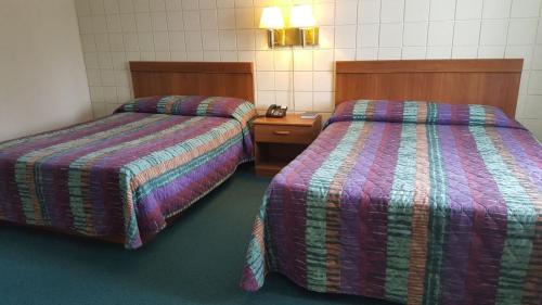 Katil atau katil-katil dalam bilik di Oakridge Motel