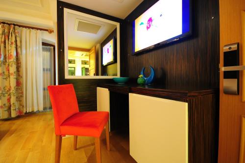 Televizorius ir (arba) pramogų centras apgyvendinimo įstaigoje Ottopera Hotel
