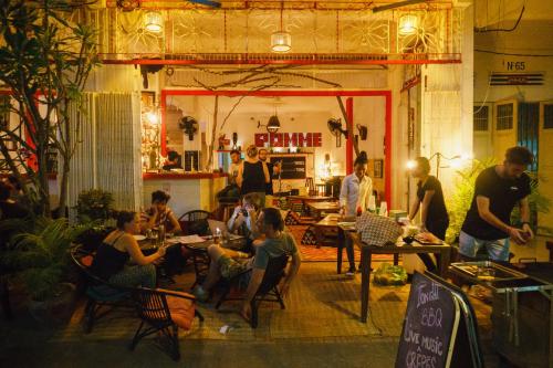 Restoran ili drugo mesto za obedovanje u objektu Pomme Hostel Restaurant & Bar - Private Sleeping Cabins