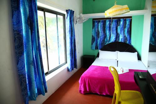 Ένα ή περισσότερα κρεβάτια σε δωμάτιο στο Funky Art Beach House