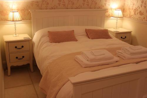 una camera da letto con un letto e asciugamani di The Annex at Oliver Farm a York