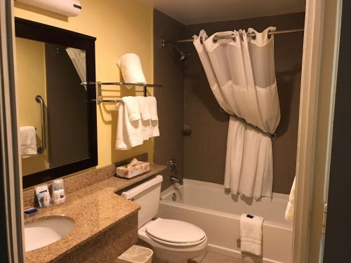 Et badeværelse på Best Western Plus Deerfield Beach Hotel & Suites