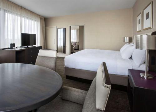 A bed or beds in a room at Hyatt Regency Pittsburgh International Airport