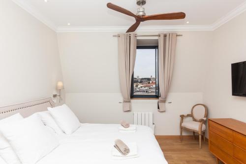une chambre avec un lit blanc et une fenêtre dans l'établissement Appartement vue Mer, Suquet et Palais avec parking, à Cannes