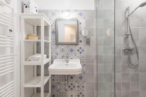 une salle de bain avec un lavabo et un miroir dans l'établissement Appartement vue Mer, Suquet et Palais avec parking, à Cannes