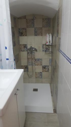 セビリアにあるApartamento Trianaのバスルーム(白いカウンタートップ付きのシャワー付)