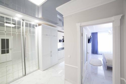 リヴィウにあるLEOGRAND Apartments on Kulisha 36の白いバスルーム(シャワー、トイレ付)