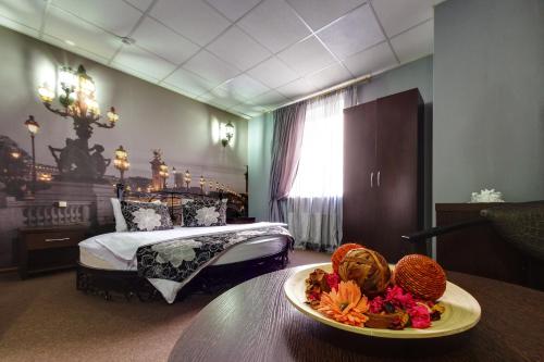 una habitación con una cama y una mesa con un plato de comida en Marton Severnaya Krasnodar, en Krasnodar