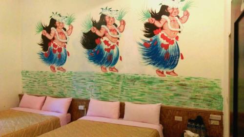 una camera da letto con un murale di una famosa e famosa casa di riposo di Sea Villa Homestay a Tongxiao