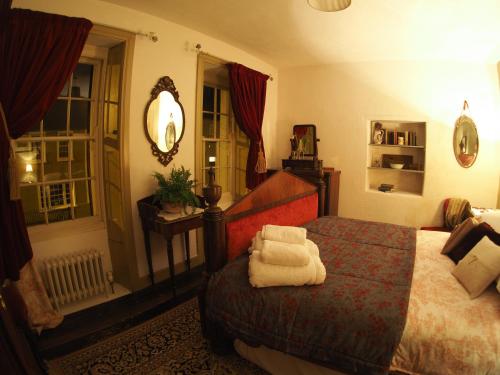 ein Schlafzimmer mit einem Bett mit zwei Handtüchern darauf in der Unterkunft No.33 Coach House in Hillsborough