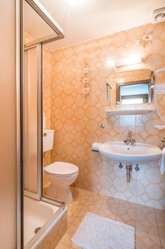 Koupelna v ubytování Hotel Serena