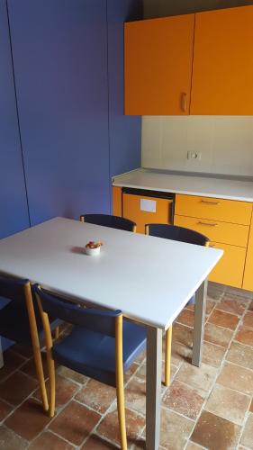 a white table and chairs in a kitchen at Agriturismo La.Ti.Mi.Da. in Cassine