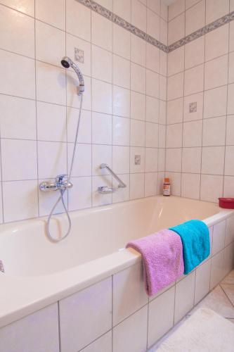 Ένα μπάνιο στο Ferienwohnung Ulrike