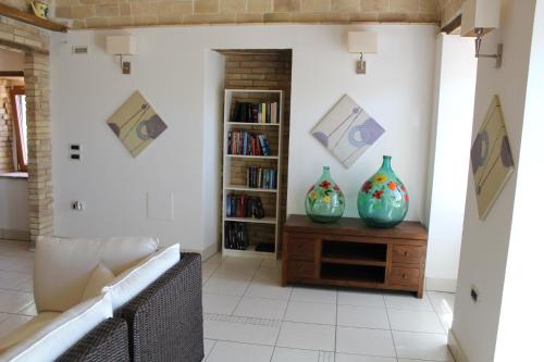 two vases sitting on a table in a living room at La Casa Del Palombaro in Ortona