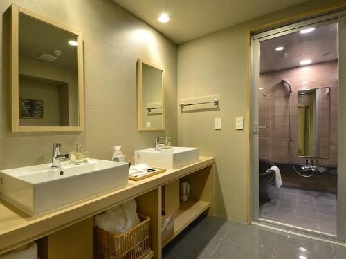 a bathroom with a sink and a mirror at Roppongi Hotel S in Tokyo