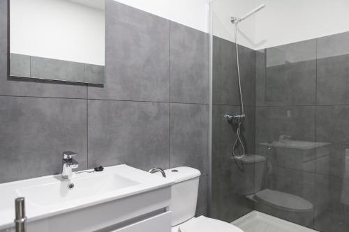 A bathroom at Porto Republica Hostel & Suites