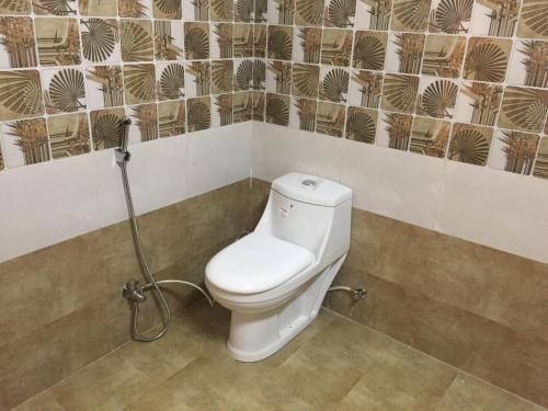 Un baño con un inodoro blanco en una habitación. en Chitrakoot Garden and Resorts, en Pushkar