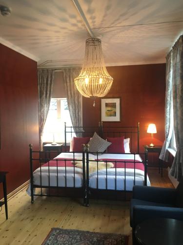 Letto o letti in una camera di Sogndalstrand Kulturhotell