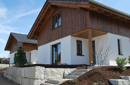 a house with a wooden roof at Chaletpark Diemelsee in Heringhausen