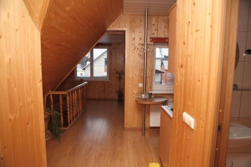 einen Holzflur mit einer Treppe in einem Haus in der Unterkunft Algida House in Druskininkai