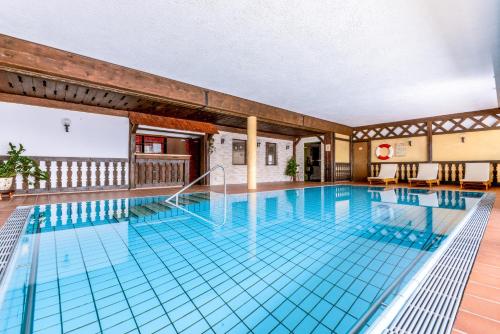 Swimmingpoolen hos eller tæt på Alpenhotel Denninglehen