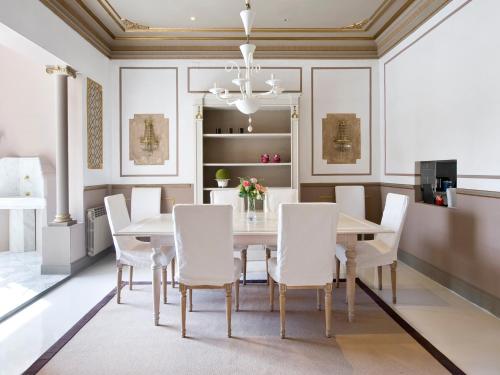HoHomes - Centric Design Apartment