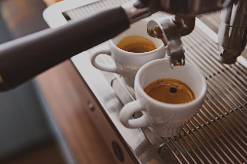 two cups of coffee are being poured into at Hotel La Campagnola in Fucecchio