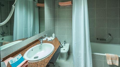 Een badkamer bij Blue Sea Costa Jardin & Spa
