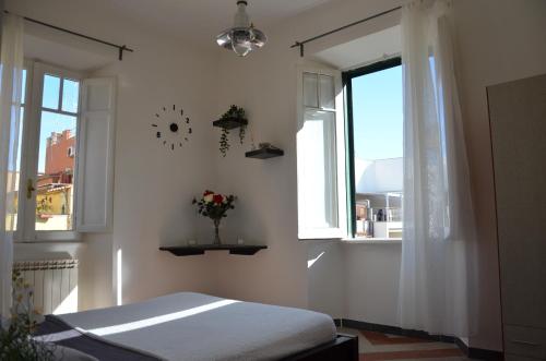 un dormitorio con una cama y una ventana en Holidayhouse Ostia - Maestrale, en Lido di Ostia