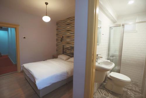 een badkamer met een bed, een toilet en een wastafel bij Cheers Vintage Hostel in Istanbul