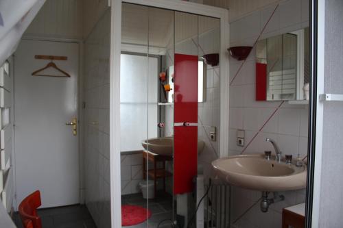 bagno con lavandino e specchio di Yec'Hed Mat a Saint-Nicolas-du-Pélem