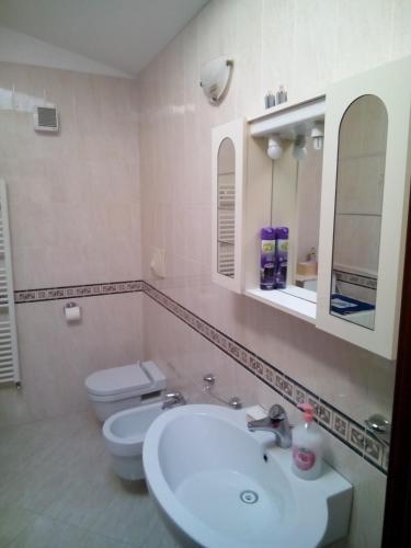 a bathroom with a white sink and a toilet at Attico Mansardato e Climatizzato con vista Mare in Montesilvano
