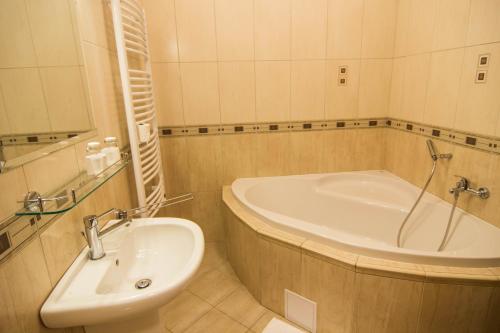 Koupelna v ubytování Hotel Hron