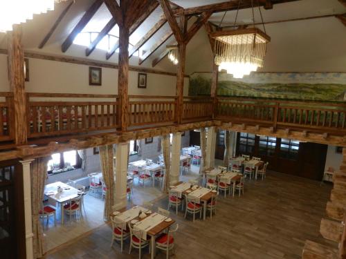 an overhead view of a restaurant with tables and chairs at Ranczo w Dolinie - Bałtów in Bałtów