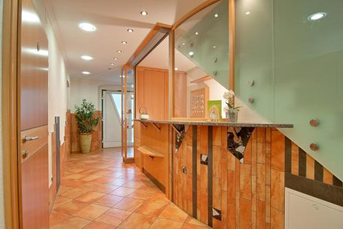 un couloir avec un escalier dans une maison dans l'établissement Hotel Restaurant Ulbing, à Techelsberg am Worthersee