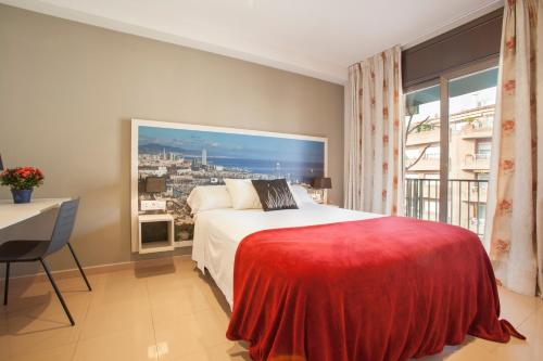 バルセロナにあるRosselló Apartmentのベッドルーム(大型ベッド1台、窓付)